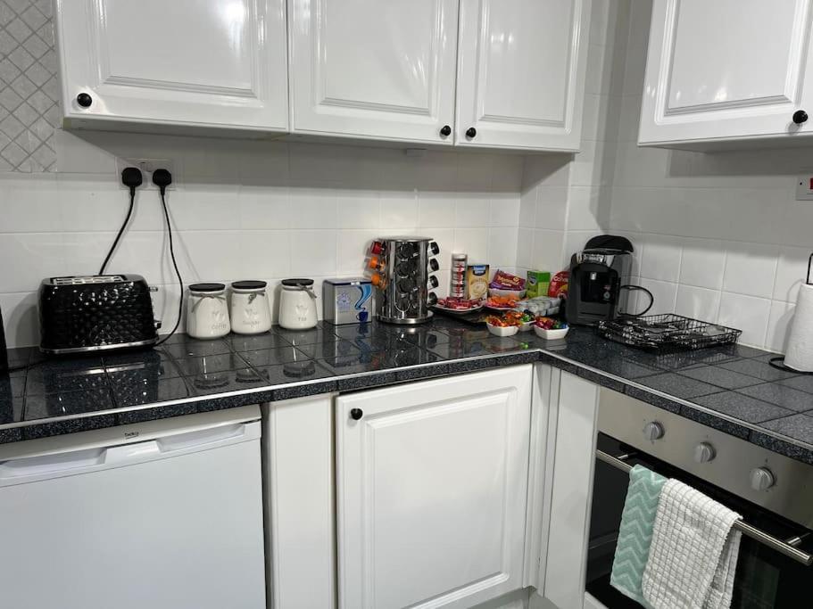Tudor House - 6 Guests -Off Street Parking -Quiet Location - Secure Garden Wigan Exterior foto