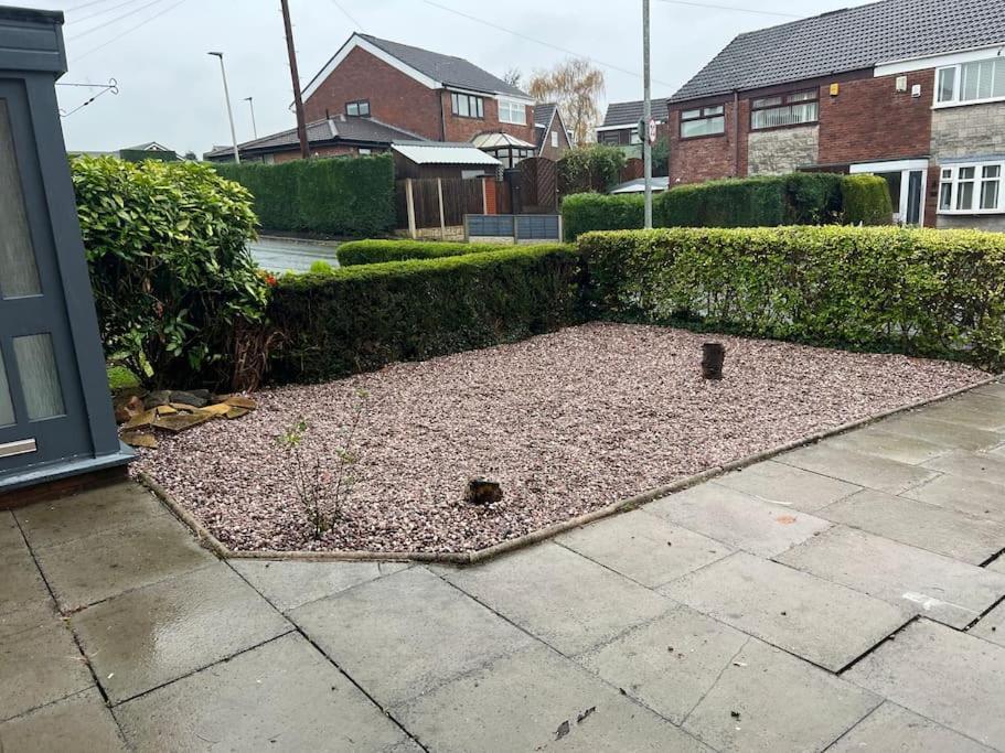 Tudor House - 6 Guests -Off Street Parking -Quiet Location - Secure Garden Wigan Exterior foto