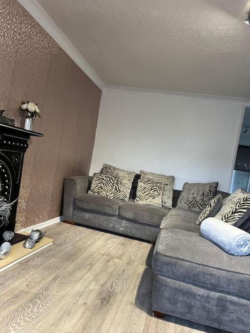 Tudor House - 6 Guests -Off Street Parking -Quiet Location - Secure Garden Wigan Exterior foto