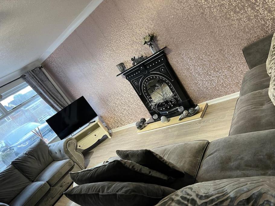Tudor House - 6 Guests -Off Street Parking -Quiet Location - Secure Garden Wigan Exterior foto