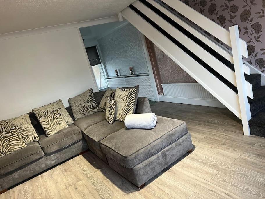 Tudor House - 6 Guests -Off Street Parking -Quiet Location - Secure Garden Wigan Exterior foto